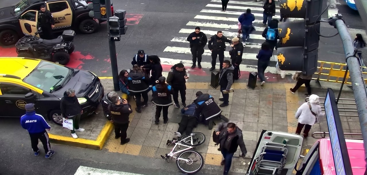 Accidente en Flores: un taxi embiste a tres peatones
