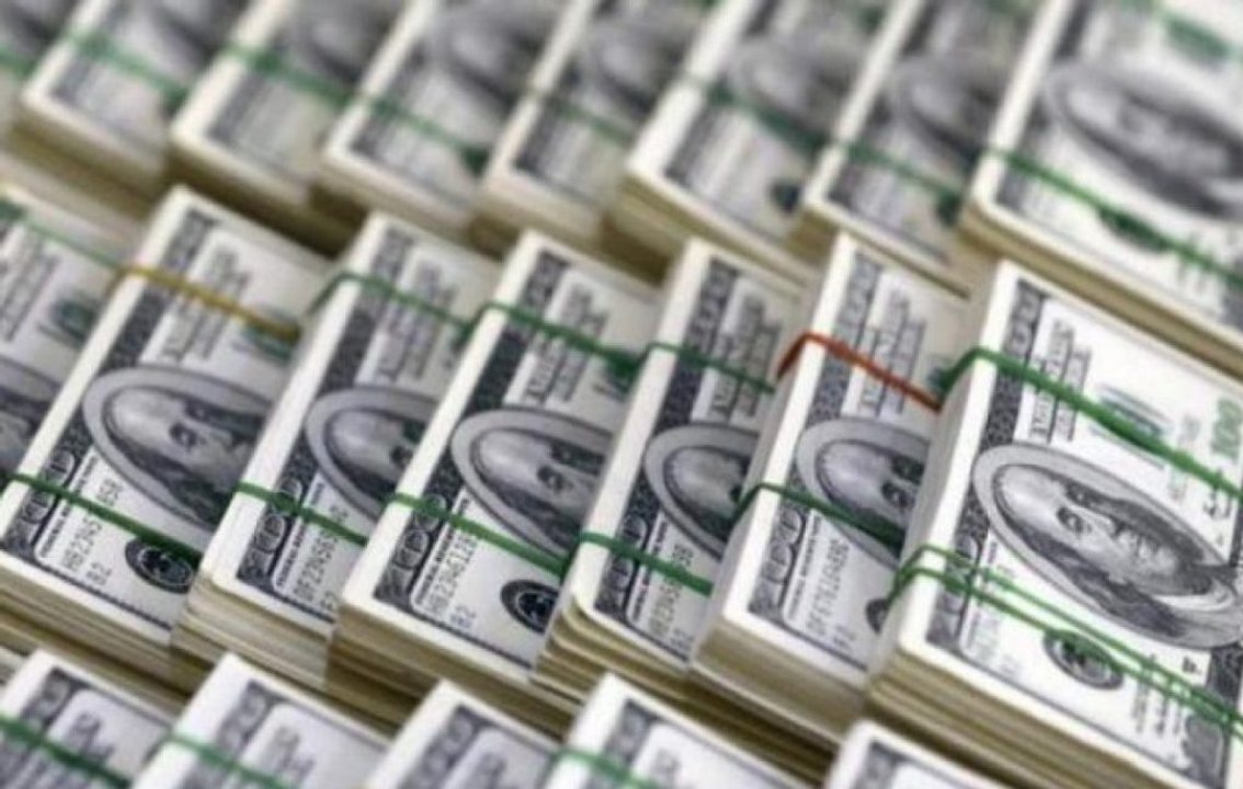 Billetes de dólar estadounidense sobre una mesa