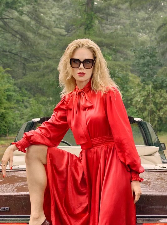 Nicole Kidman en producción para British Vogue con nuevo look rubio y vestido rojo