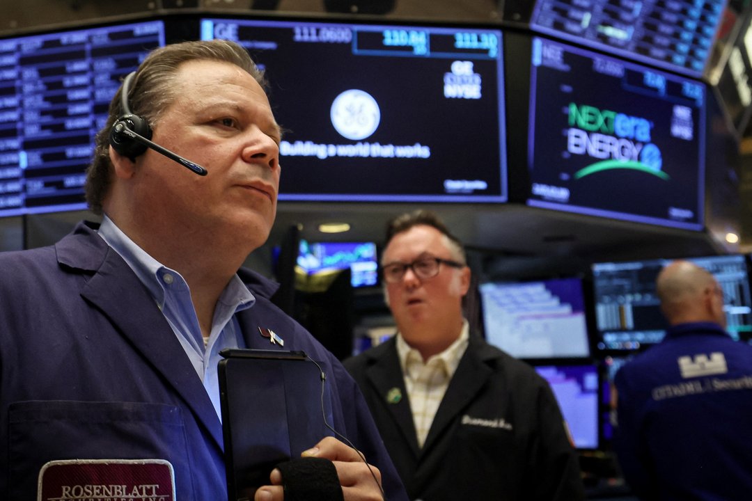 Operadores bursátiles siguen la evolución de ADRs y bonos argentinos