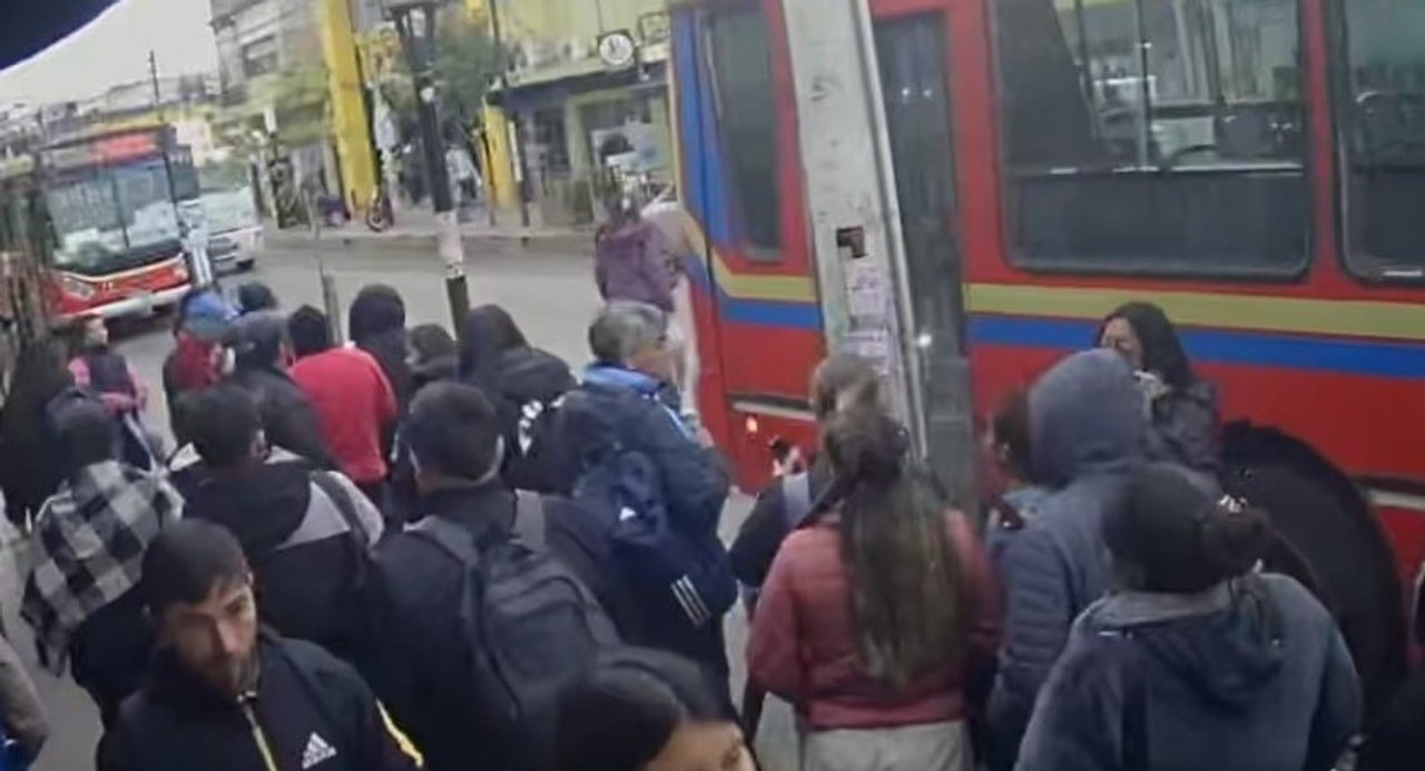 Móvil policial y colectivo en una esquina de Moreno tras un siniestro vial