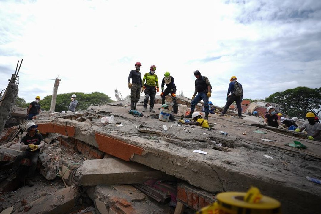 Tareas de rescate tras el terremoto en Colombia