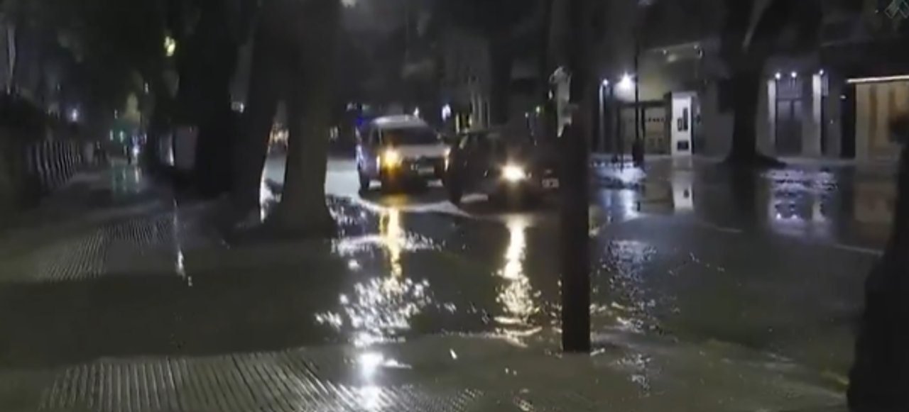 Calles anegadas en Caballito por trabajos de AySA