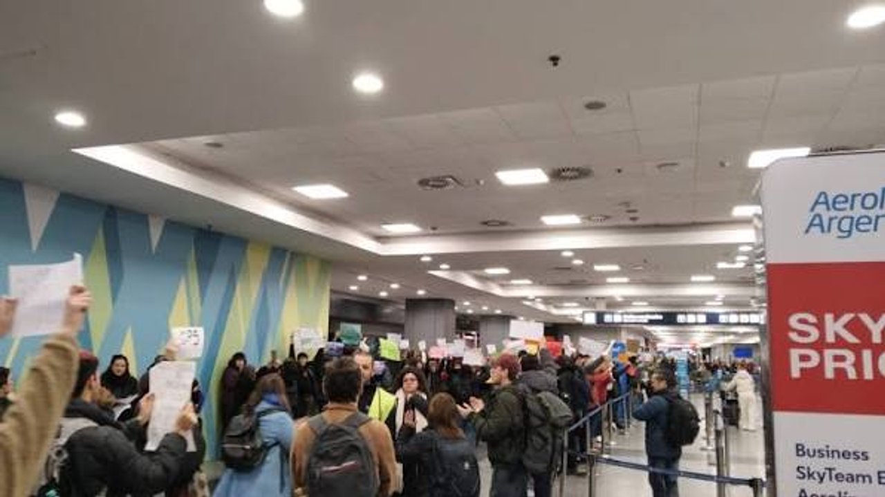 Protesta de trabajadores tercerizados en el Aeroparque Jorge Newbery