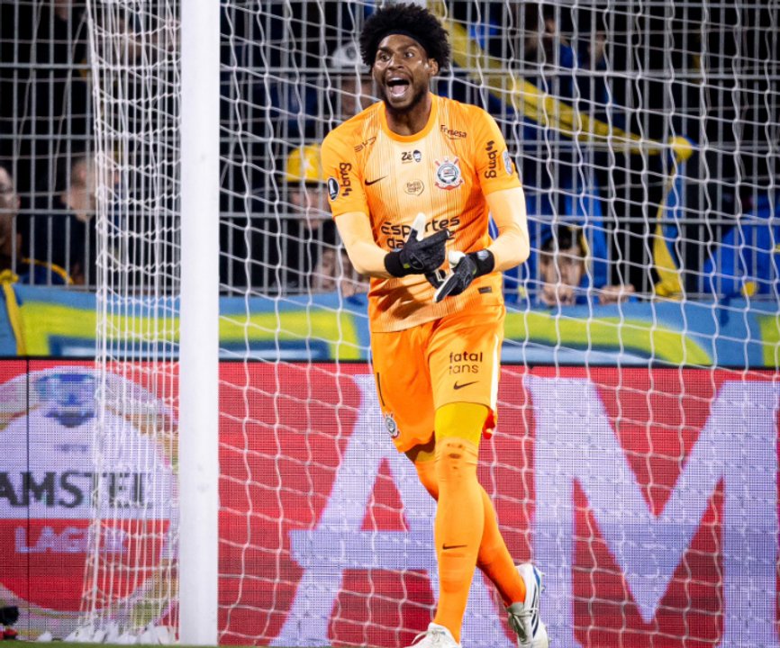 Hugo Souza, arquero de Corinthians, durante el partido ante Rosario Central en el Gigante de Arroyito