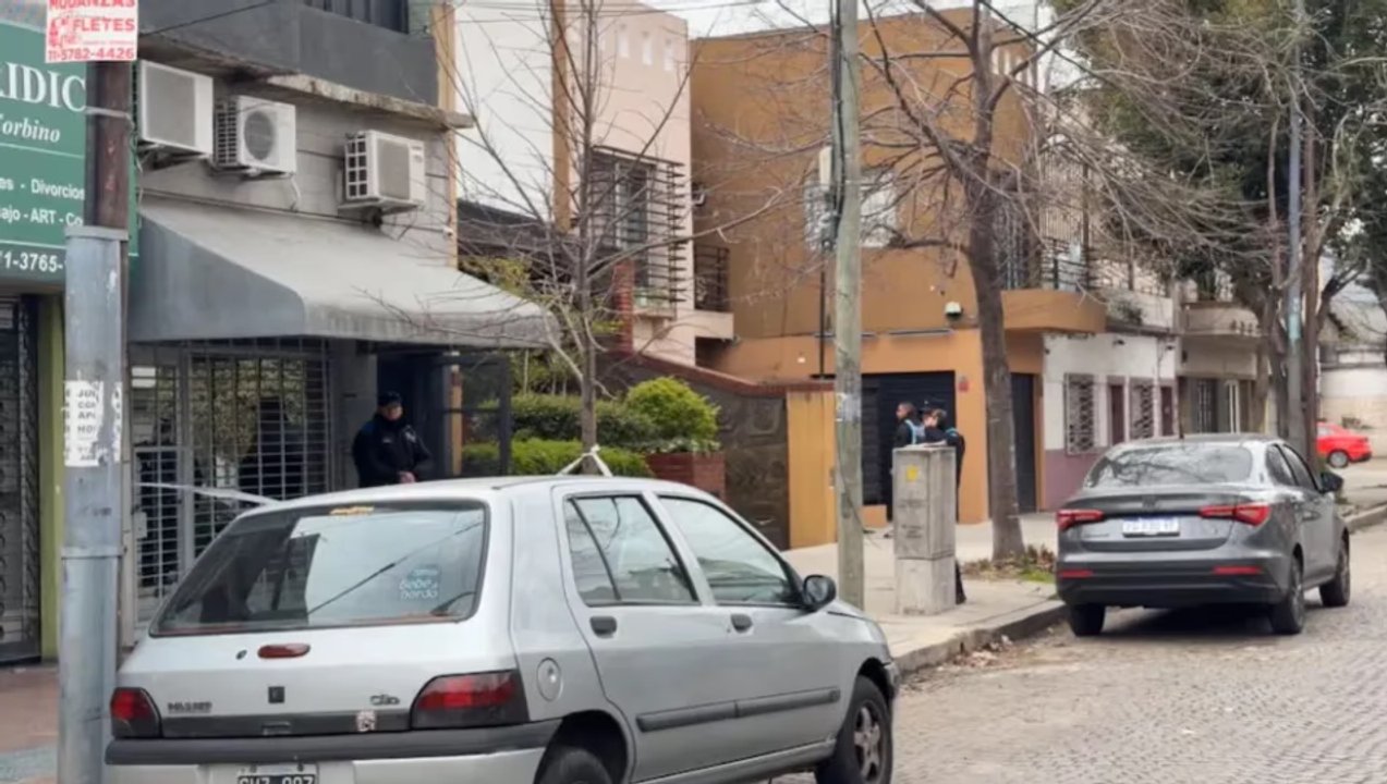 Efectivos policiales trabajan en la escena del femicidio en Villa Devoto