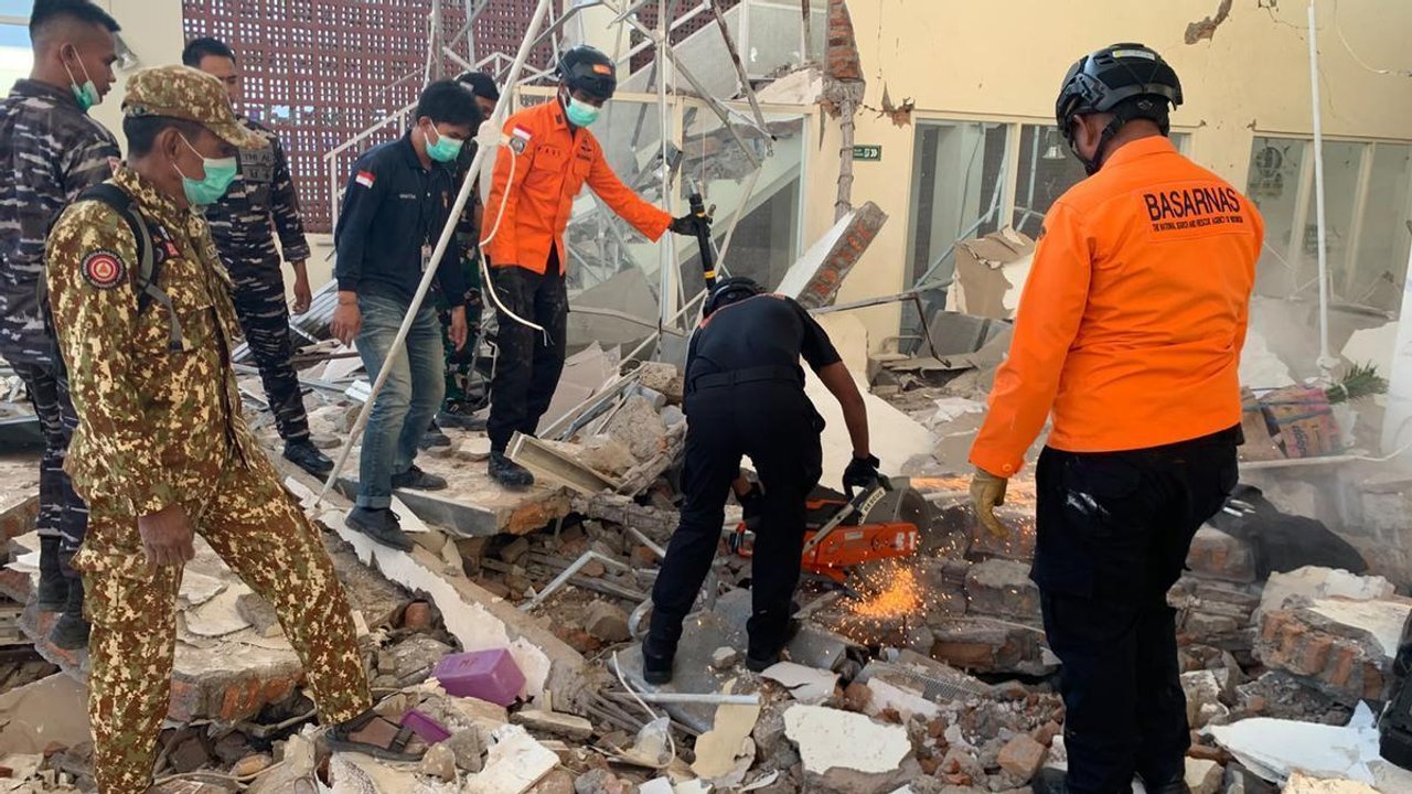 Equipos de rescate trabajan entre los escombros tras el terremoto en Indonesia