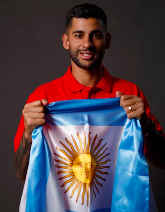 Cristian Cuti Romero posando con la bandera argentina en su presentación en Atlético de Madrid