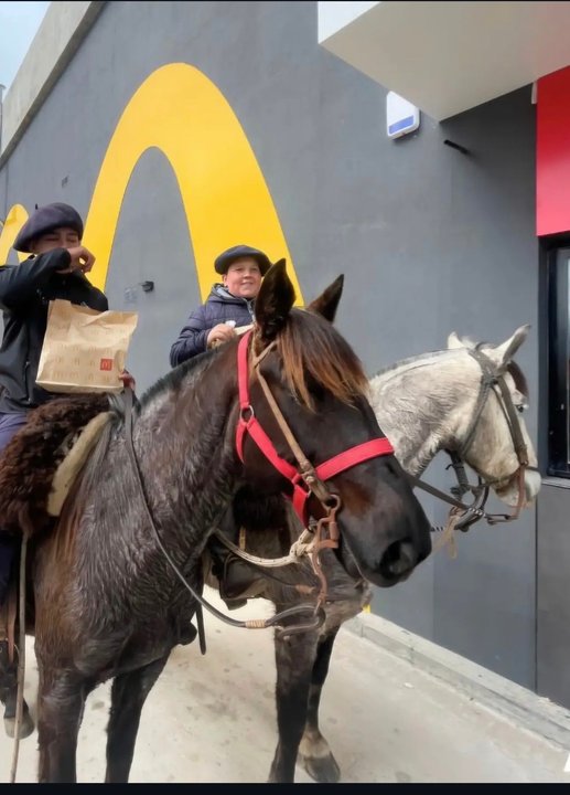 Jinetes a caballo en el AutoMac de Junín