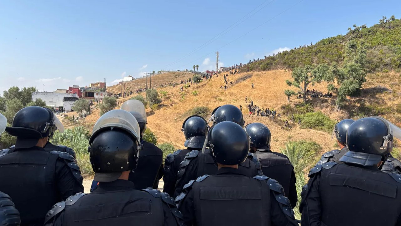 Operativo de seguridad en la frontera de Ceuta entre España y Marruecos