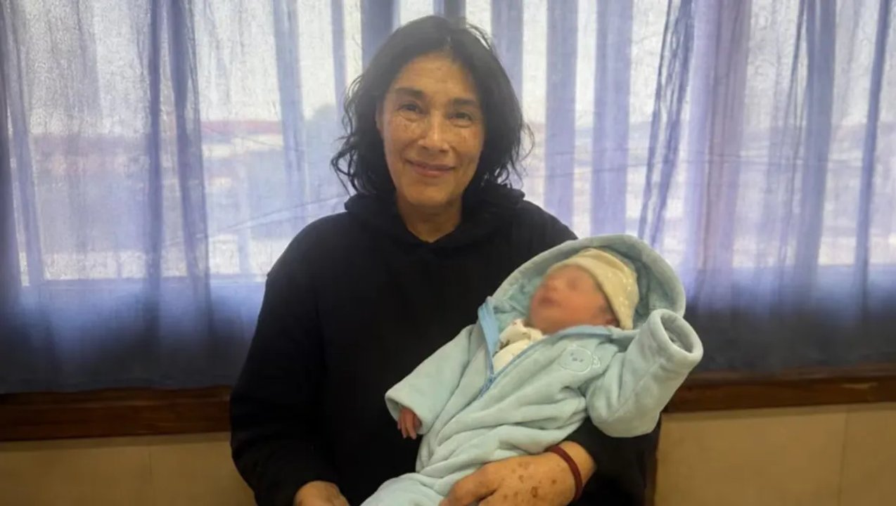 Mabel Frías junto a su bebé al recibir el alta médica en el Hospital San Felipe