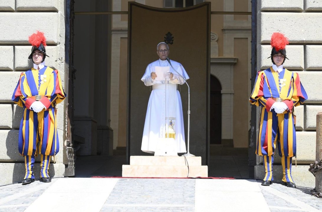 León XIV durante el ángelus en Castel Gandolfo