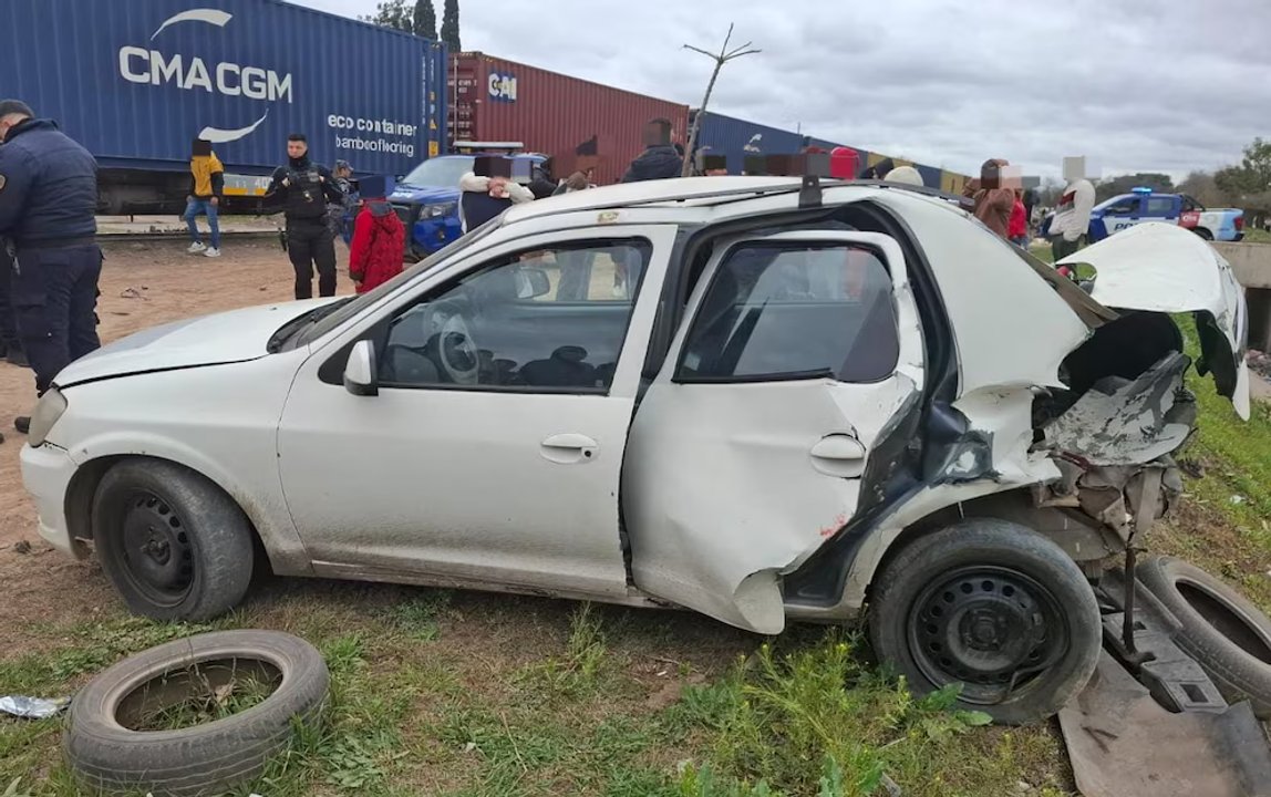 Tren de cargas que embistió a un auto inmovilizado en las vías en Córdoba