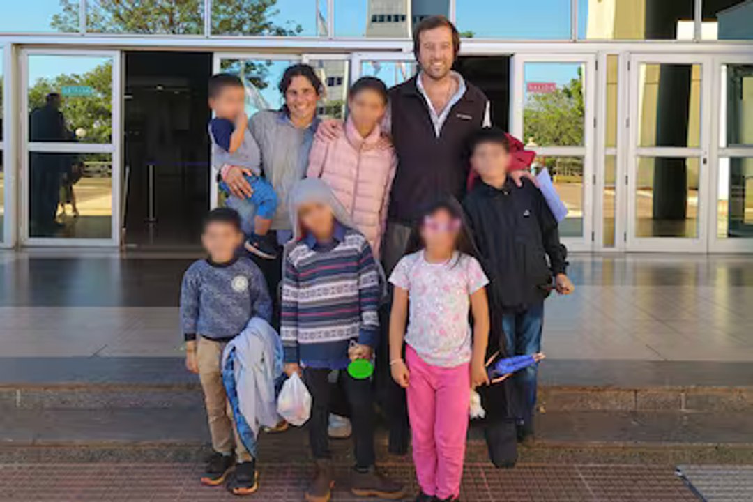 Seis hermanos de Misiones celebran juntos el Día del Niño con su nueva familia en Pilar