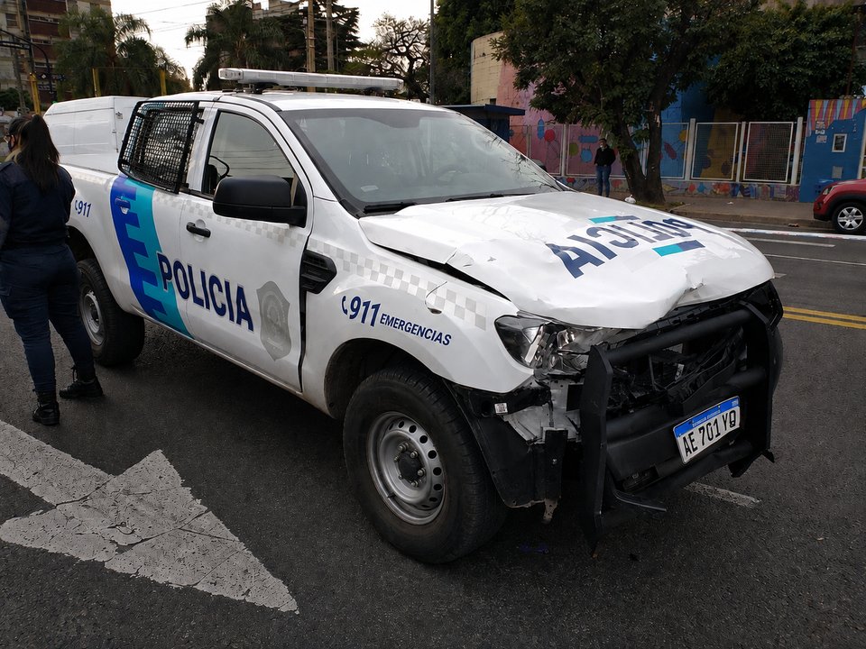 Patrullero policial en operativo nocturno