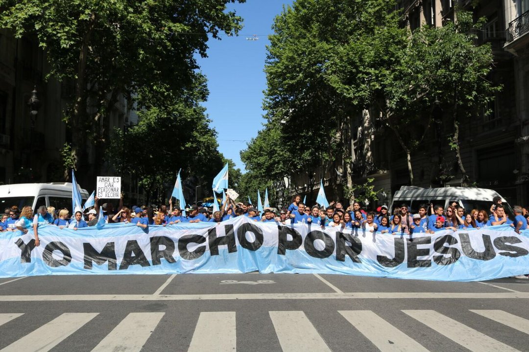 Fieles cristianos reunidos en la Marcha por Jesús en la Ciudad de Buenos Aires
