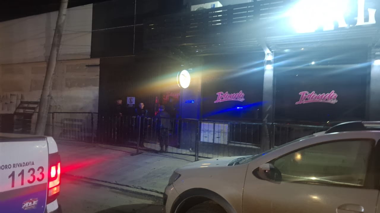 Operativo de inspección en un bar de Comodoro Rivadavia