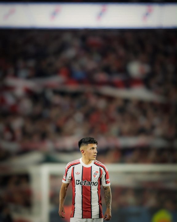 Thiago Almada durante su debut con la camiseta de River en el Monumental