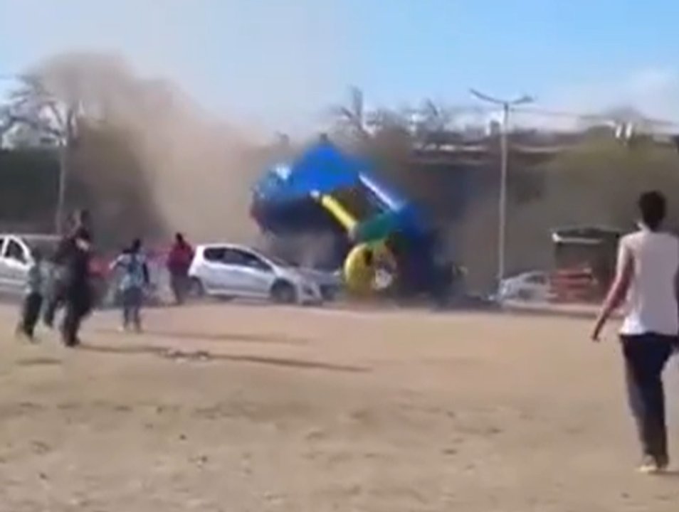 Un inflable se soltó durante los festejos por el Día del Niño en la provincia de Córdoba: dos chicos heridos Un inflable se soltó durante los festejos por el Día del Niño en la provincia de Córdoba: dos chicos heridos
