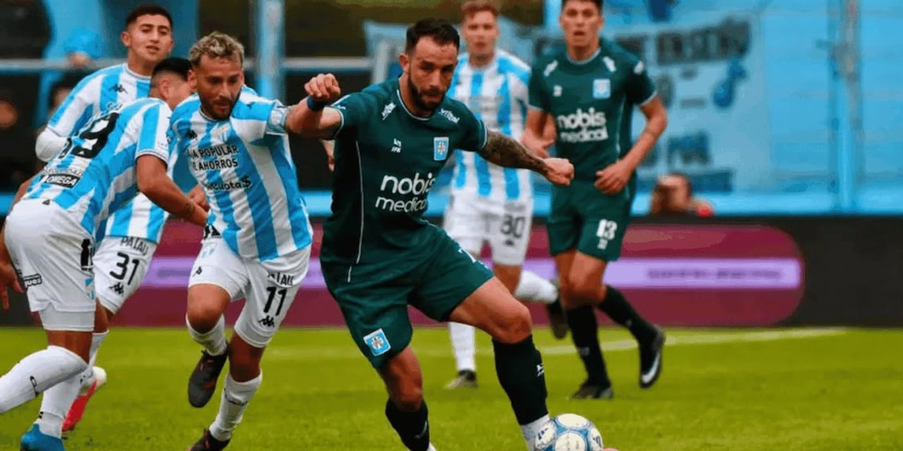 Atlético Tucumán festeja el gol ante Estudiantes de Río Cuarto