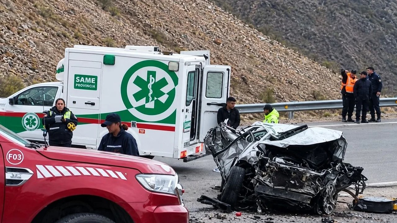 Camioneta siniestrada tras desbarrancar en la Cuesta de Lipay, Jujuy