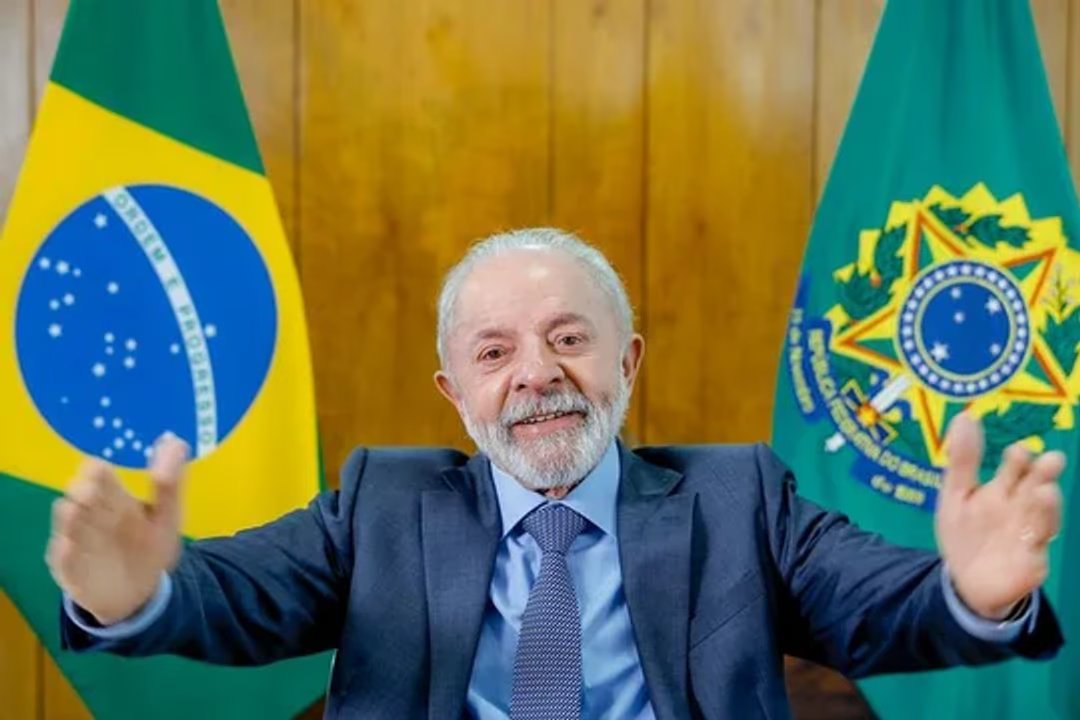 Lula da Silva durante visita a buque de exploración petrolera en la cuenca amazónica de Brasil