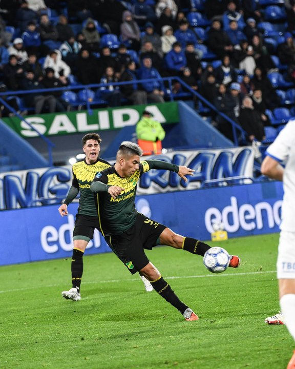 Vélez y Defensa y Justicia empatan en un vibrante duelo