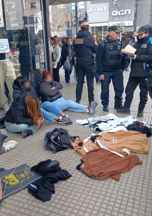 Desarticulan banda de mecheras en Flores: cinco detenidos por robo de ropa