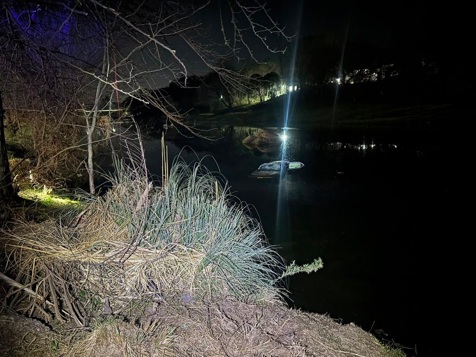 Rescate de un menor atrapado en una piedra tras la caída de un auto al río en Cosquín