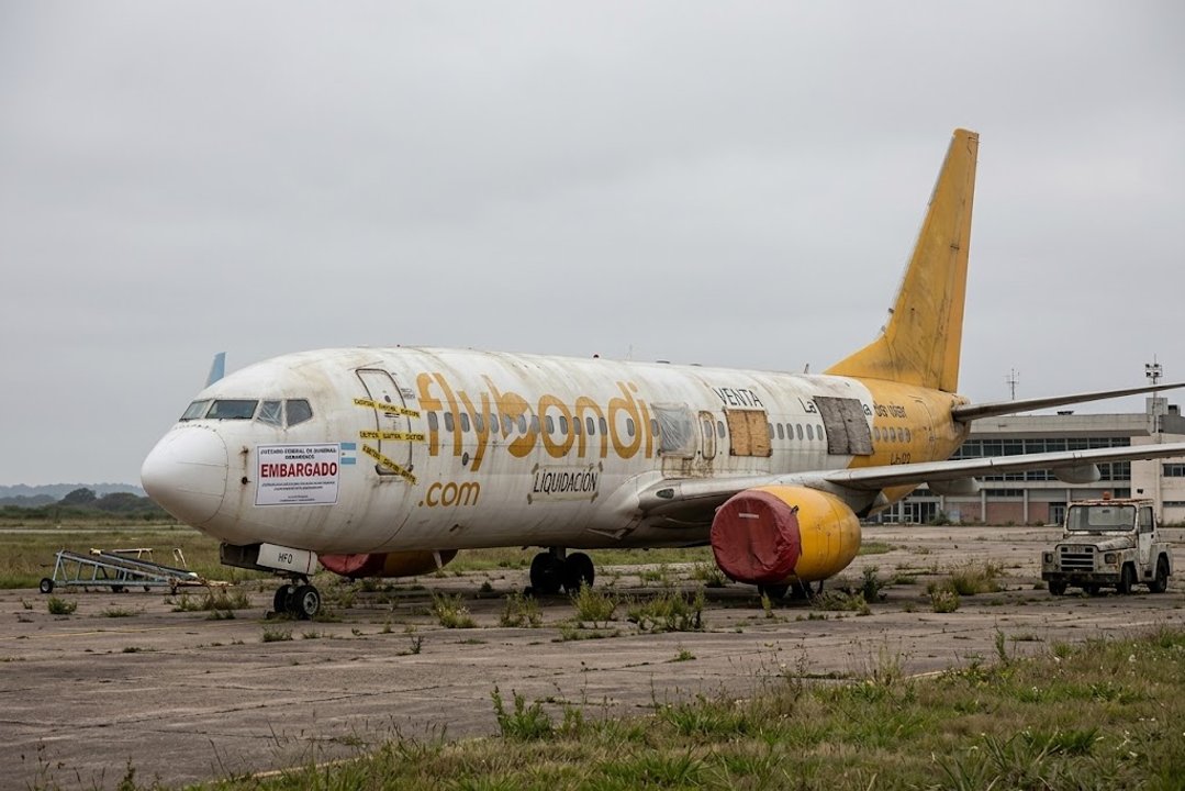 Avión de Flybondi en plena operación