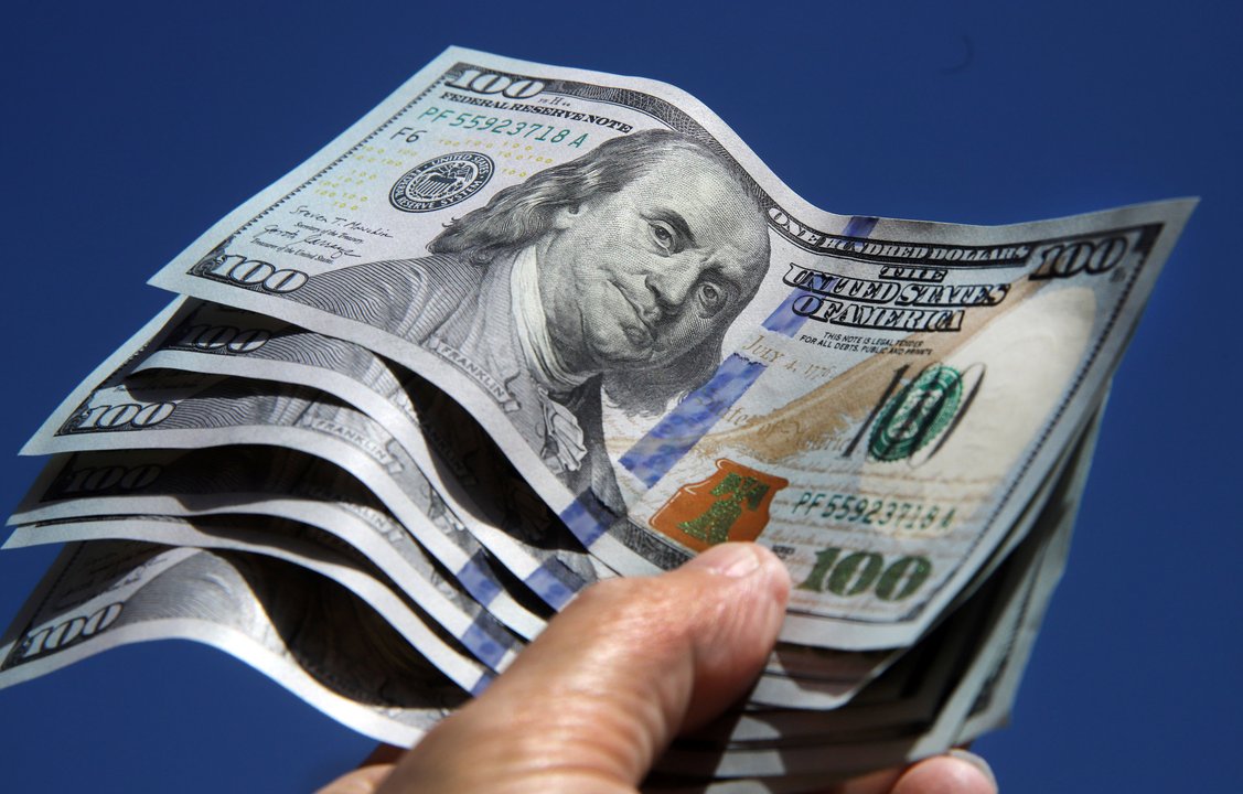 Billetes de dólar en el mercado cambiario argentino
