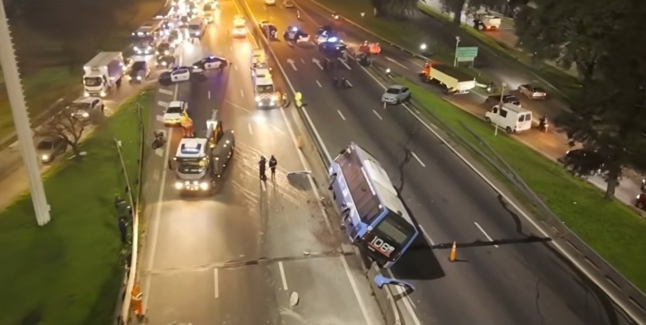 Colectivo de la línea 108 colgado sobre el muro de contención en la Avenida General Paz tras un choque