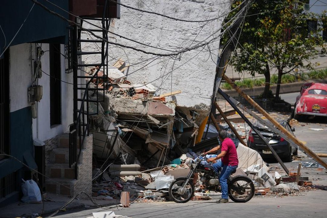 Equipos de rescate trabajan entre escombros tras el terremoto en Colombia