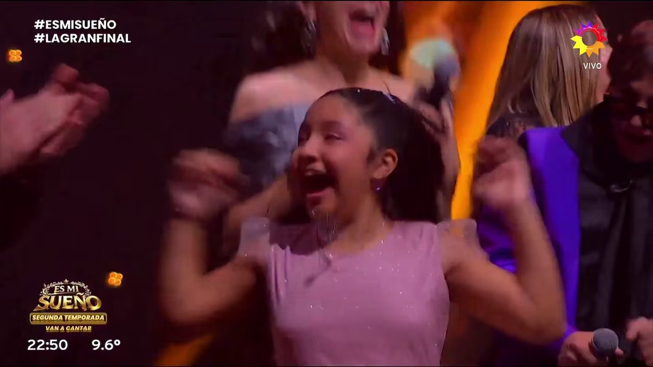 Margarita Ponce, ganadora de Es mi sueño, celebra en el escenario
