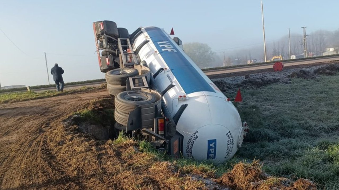 Accidente de camión de gas butano provoca corte total en Roque Pérez