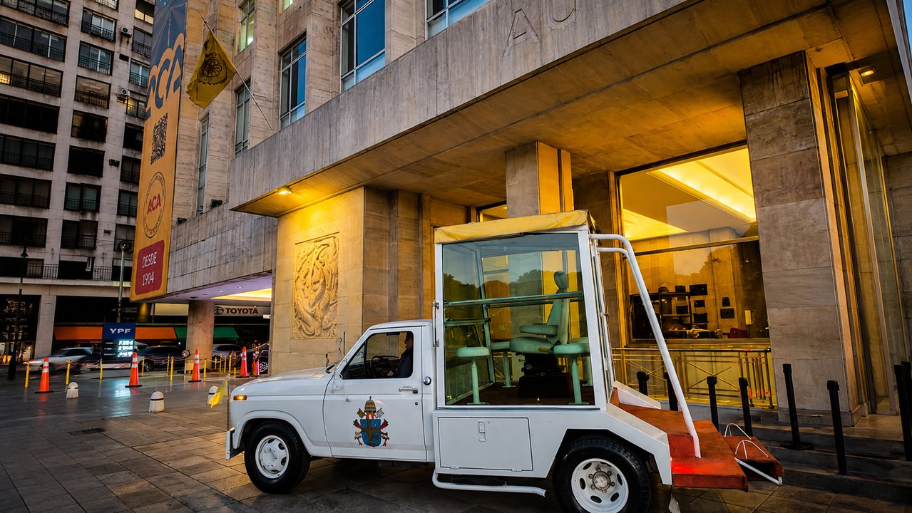 Papamóvil de Juan Pablo II exhibido en la sede central del Automóvil Club Argentino