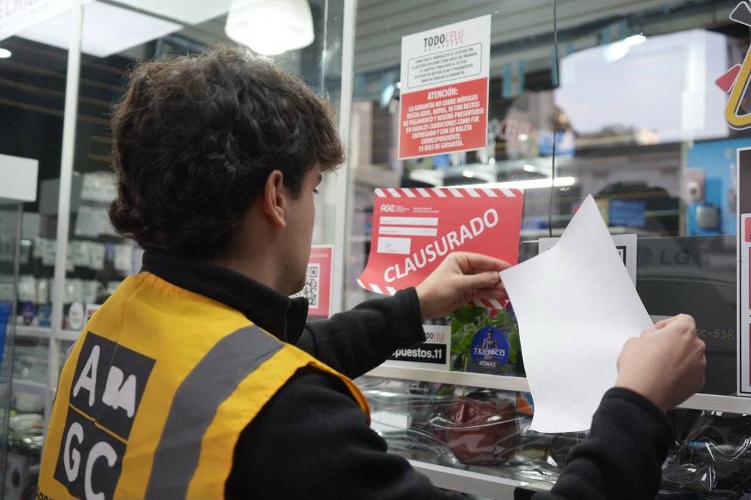 Operativo policial en galerías de Once por celulares robados