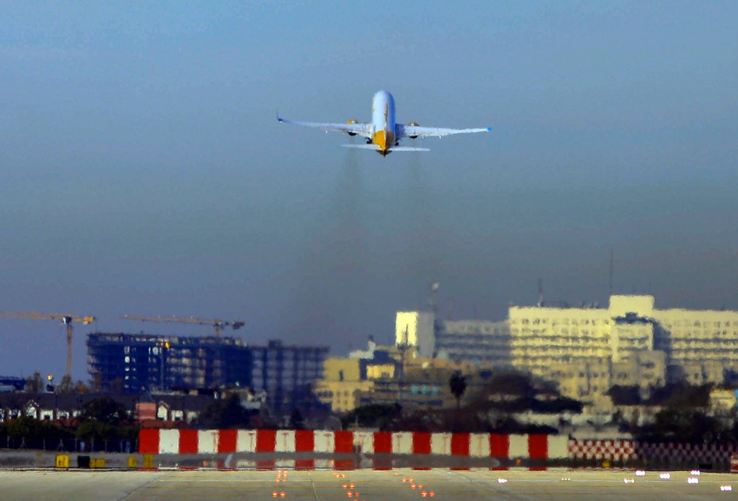 Avión de Flybondi detenido en pista