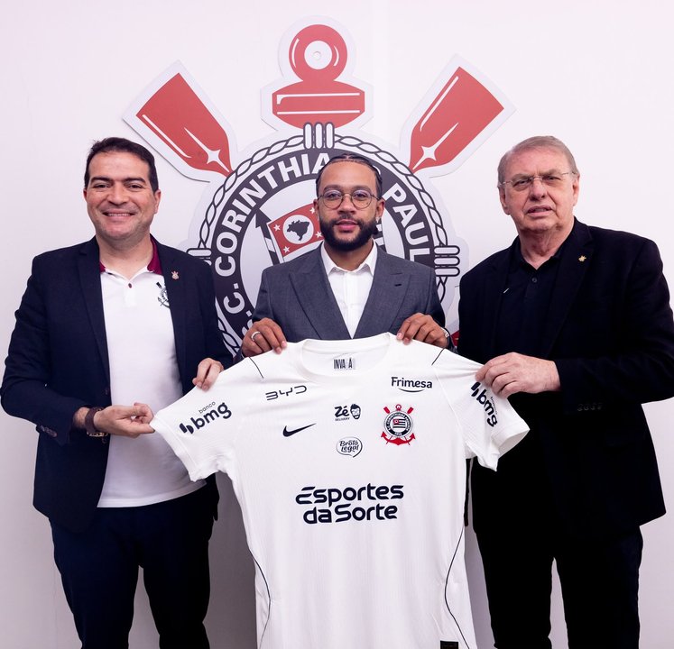 Memphis Depay durante su presentación en Corinthians