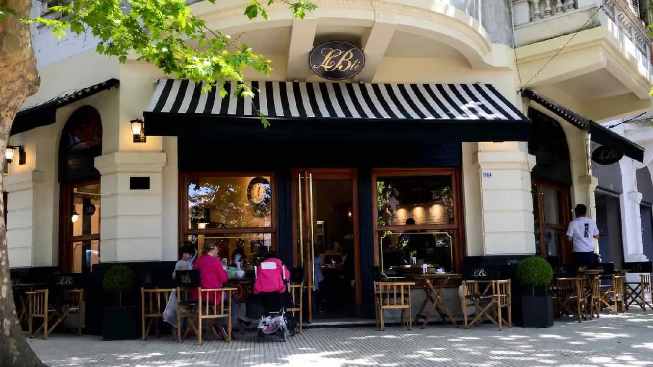 Fachada de una sucursal de la cafetería Le Blé en Buenos Aires