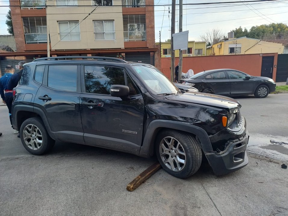 Patrullero policial en operativo por robo en Caseros