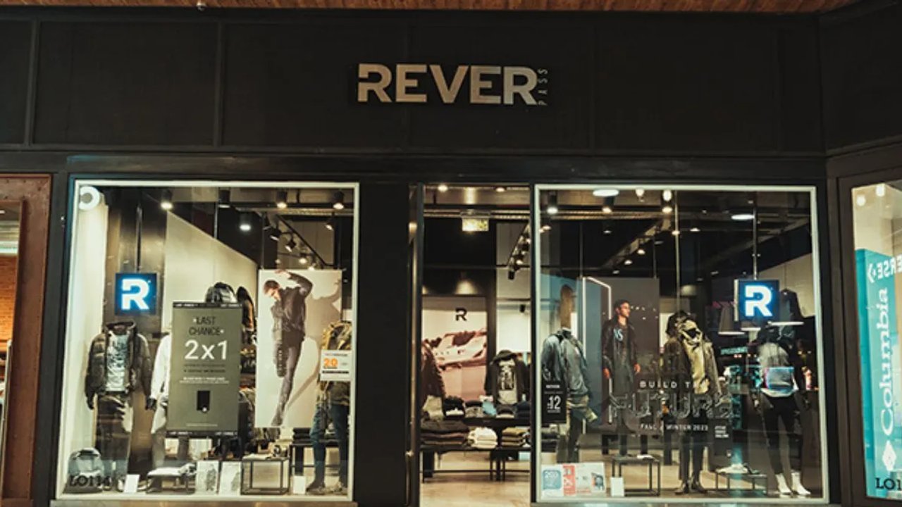 Local de la marca Rever Pass en un centro comercial