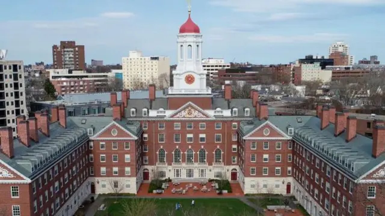 Fachada de la Universidad de Harvard
