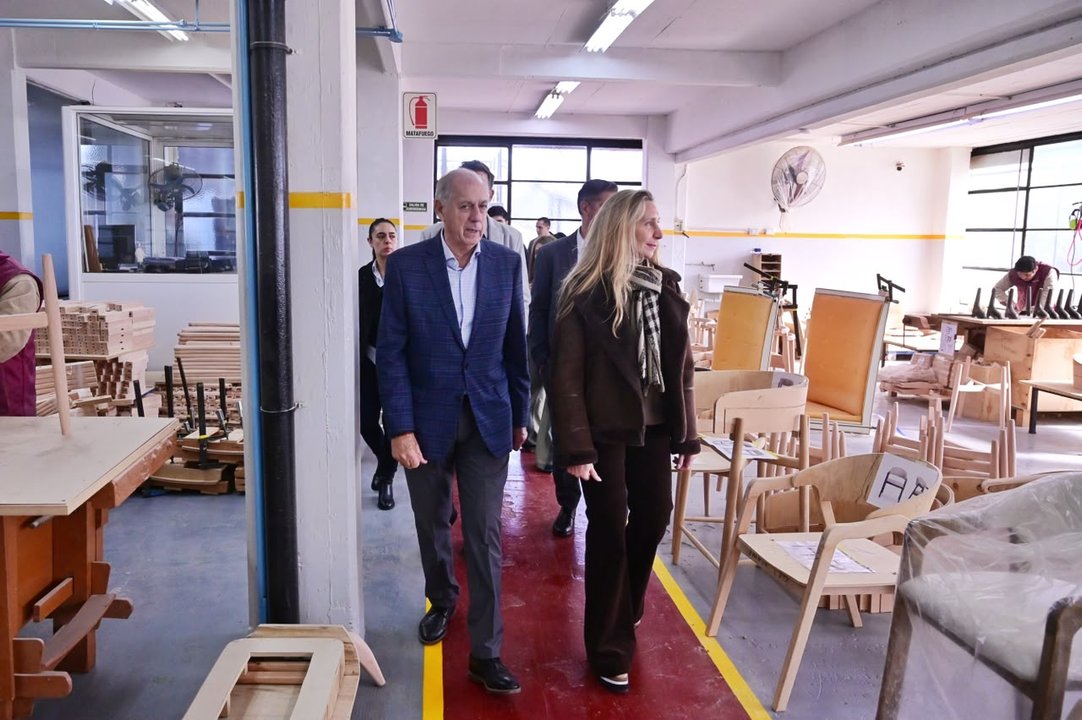 Karina Milei y Pilar Ramírez en la fábrica de muebles Fontenla, en Villa Lugano