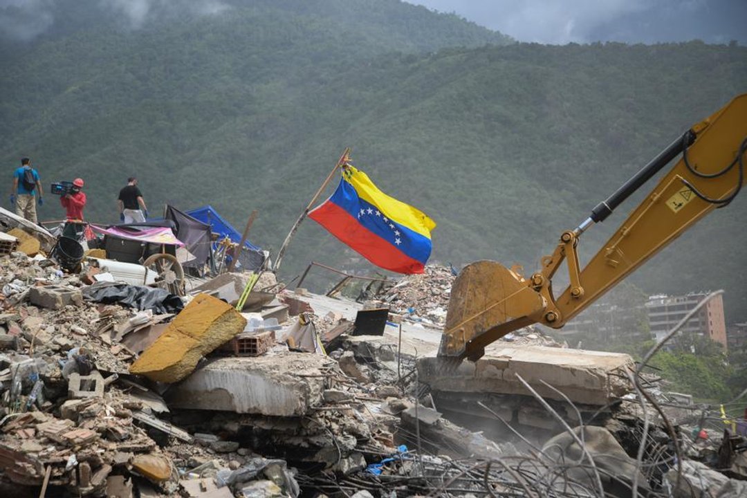 Operativos de remoción de escombros en La Guaira, Venezuela