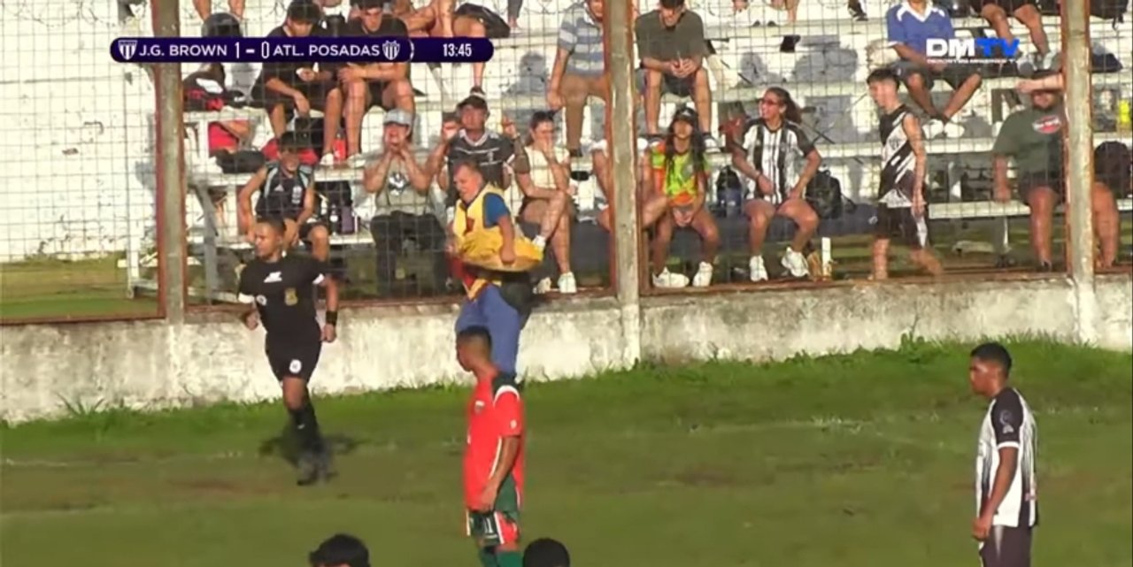 Árbitro expulsa a un vendedor de chipá en pleno partido