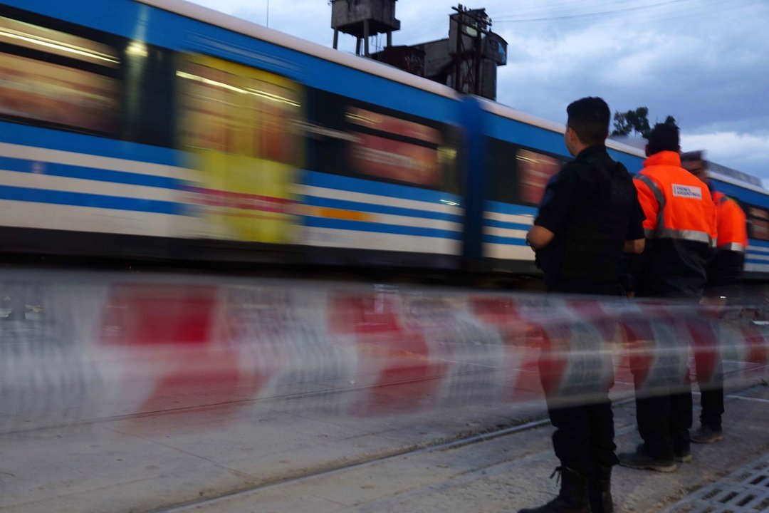 Operativo de emergencias en el paso a nivel de Flores