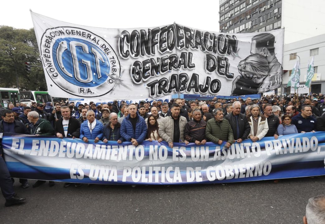 Movilización de centrales sindicales frente al Ministerio de Economía