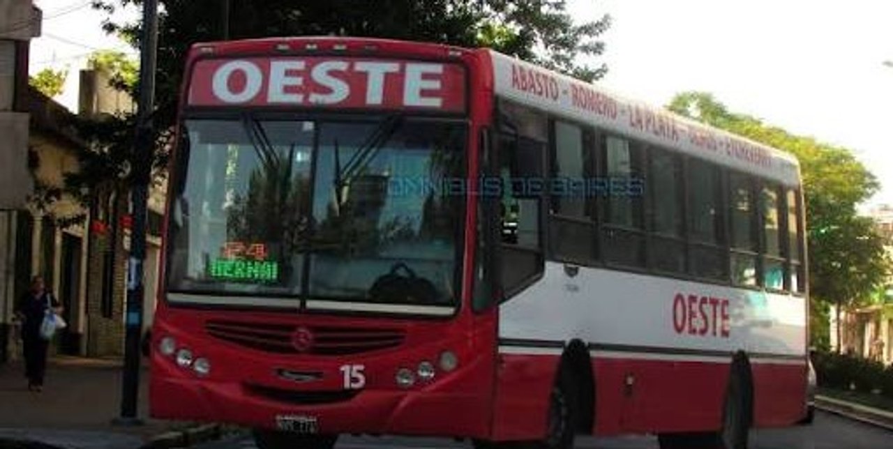 La Plata: cuatro pasajeros resultaron heridos por la brusca maniobra de un colectivero