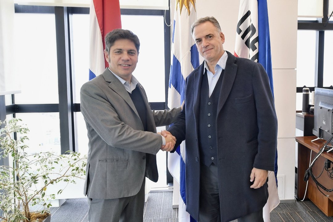Axel Kicillof junto a autoridades uruguayas durante la firma de convenios